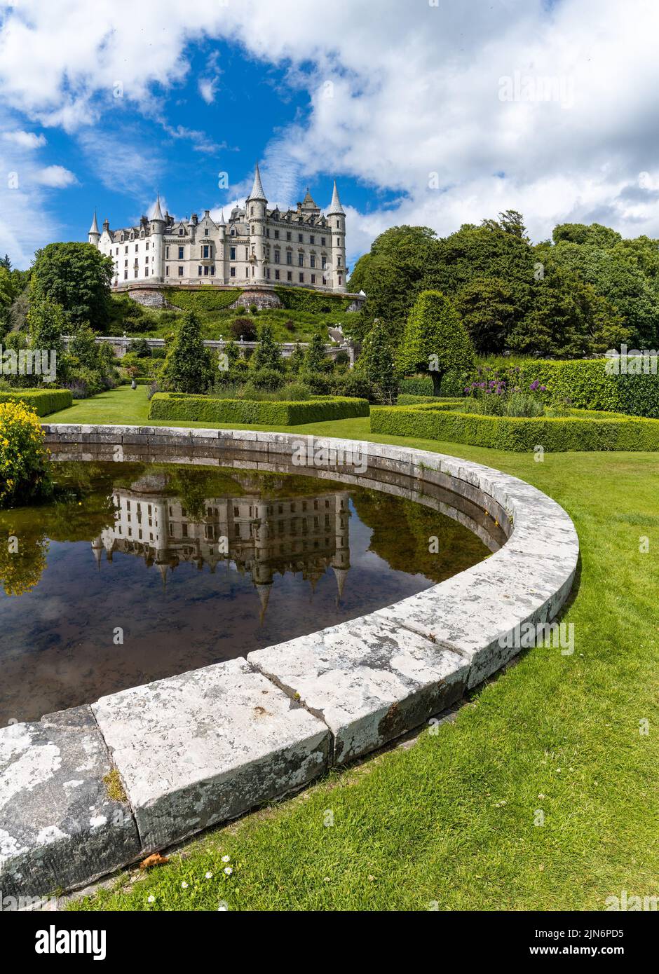 Golspie, Regno Unito - 25 Giugno, 2022: Vista del castello e dei giardini di Dunrobin nelle Highlands scozzesi Foto Stock