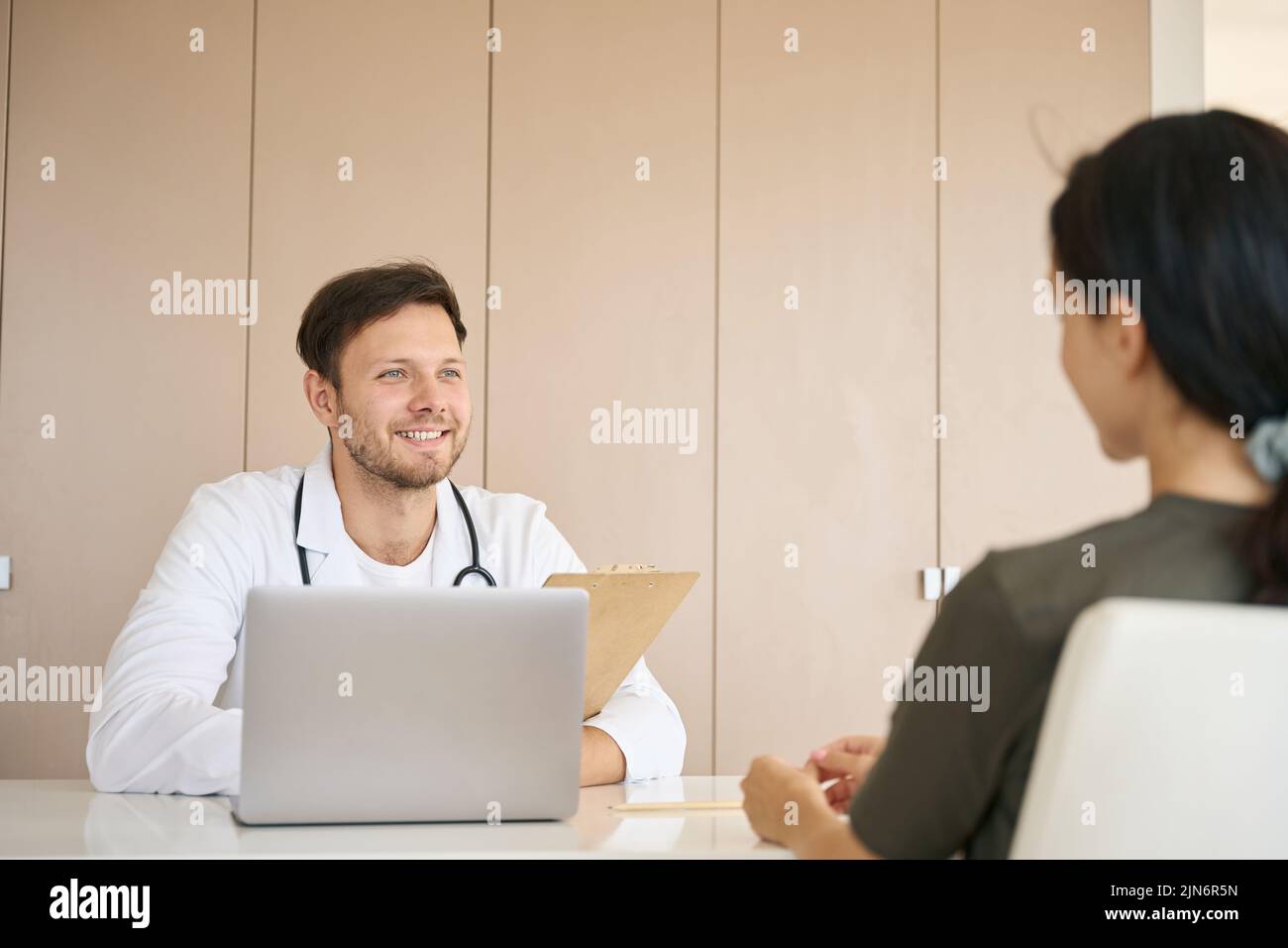 Il medico comunica con un paziente in ufficio Foto Stock