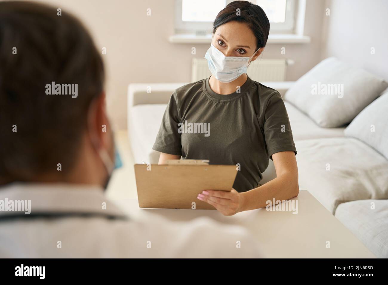 Donna soldato ottenere consultazione medica in ospedale militare Foto Stock