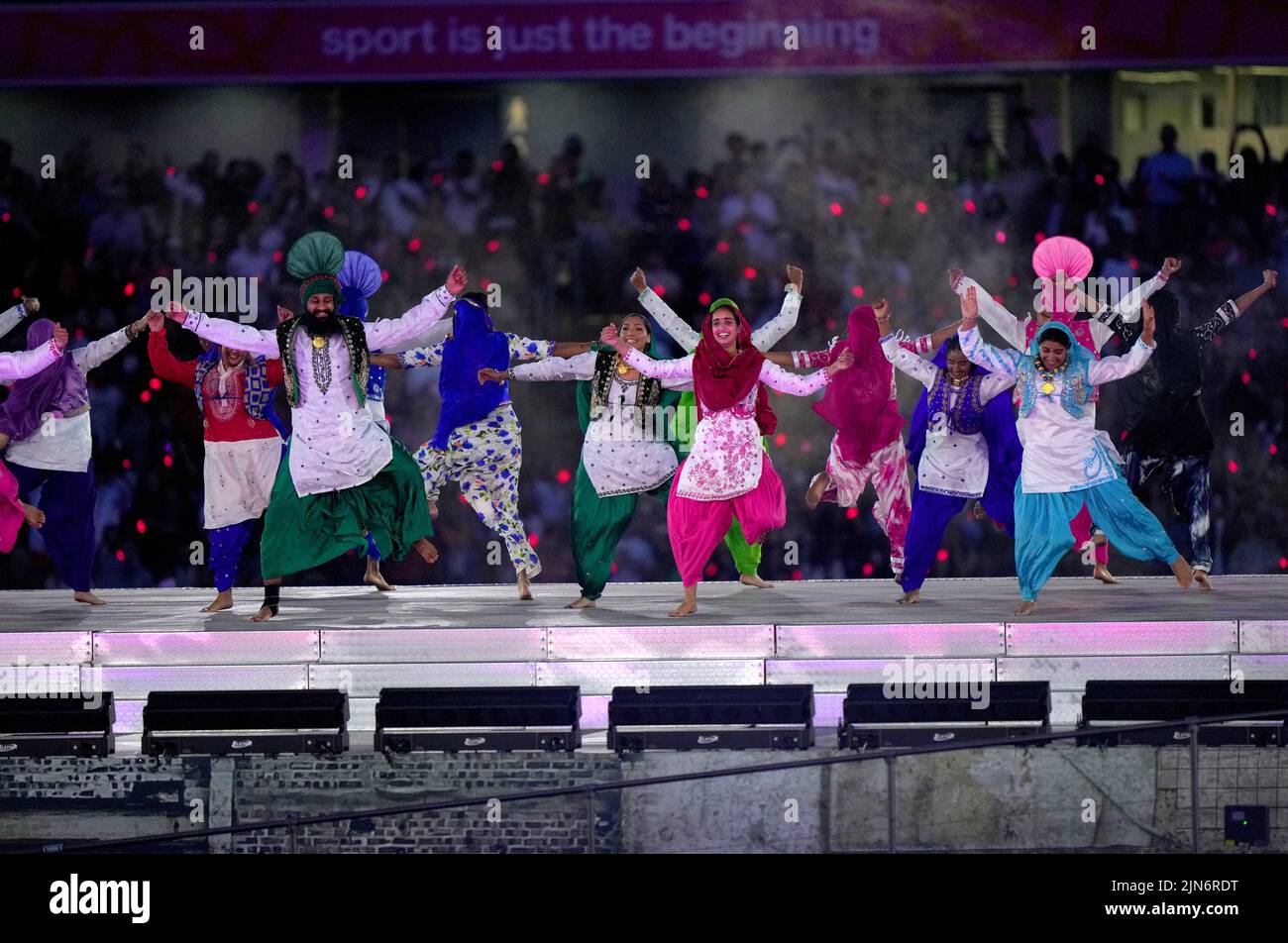 Durante la cerimonia di chiusura per i Giochi del Commonwealth del 2022 all'Alexander Stadium di Birmingham, gli artisti ballano sul palcoscenico alla musica di Panjabi MC. Data foto: Lunedì 8 agosto 2022. Foto Stock