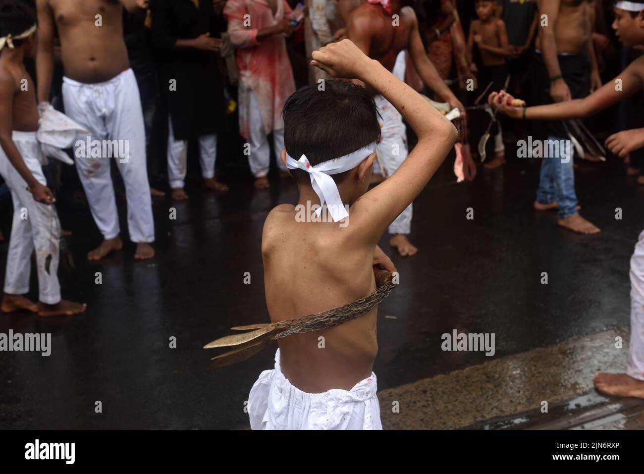 Kolkata, Bengala Occidentale, India. 9th ago 2022. 09 agosto 2022, Kolkata, India: I musulmani prendono parte durante il decimo giorno delle pratiche di lutto di Moharram, questo rituale è conosciuto come 'matam' o Zanjeer Zani Matam. Matam coinvolge l'auto-flagellazione, dove i musulmani sciiti infliggono ferite alle loro spalle, tests e teste come segno di lutto per il nipote del Santo profeta, Imam Hussain, che fu martirizzato nella battaglia di Karbala con la sua famiglia in circostanze brutali. Il 9 agosto 2022 a Kolkata, India. Credit: ZUMA Press, Inc./Alamy Live News Foto Stock