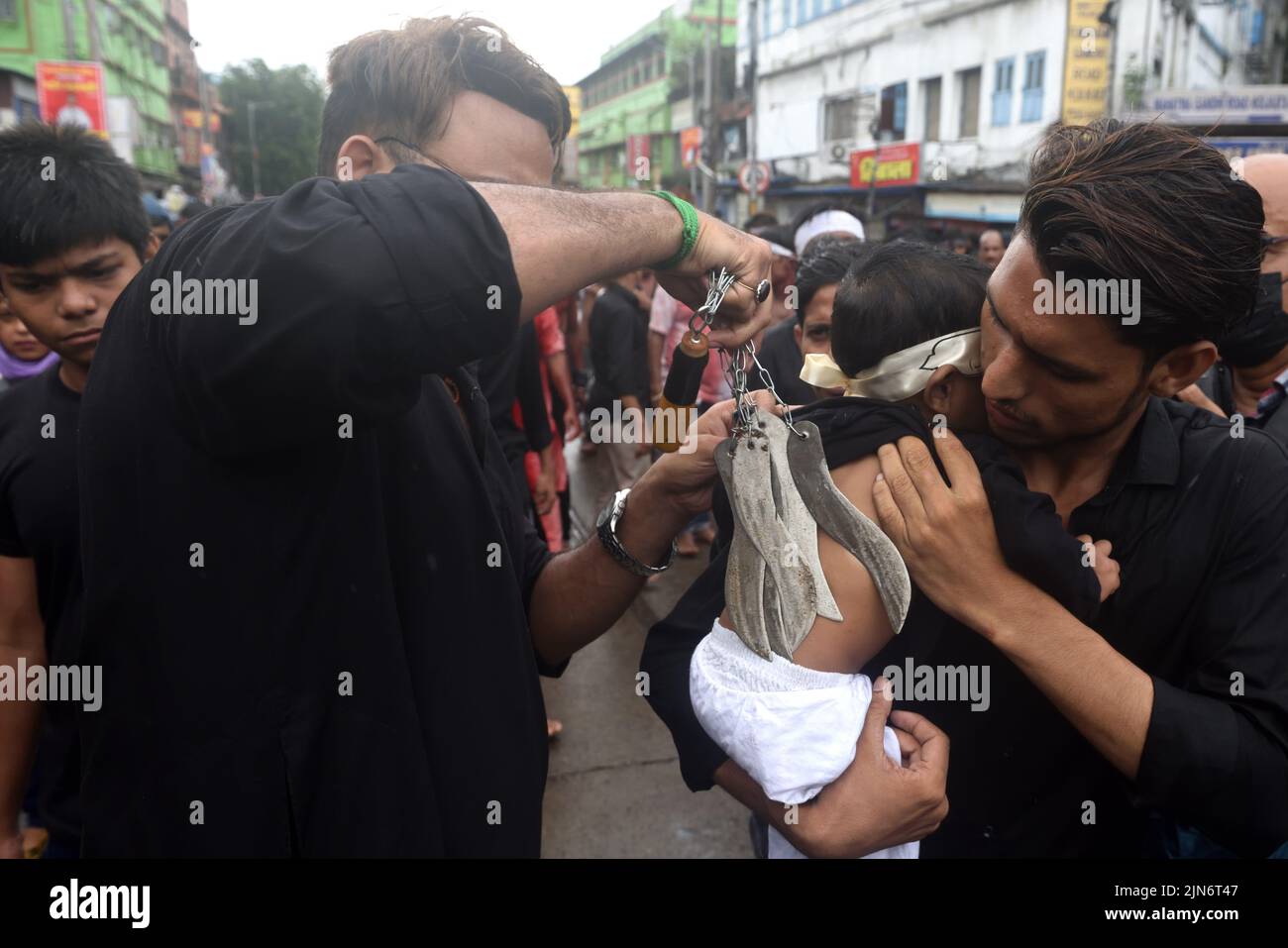 Kolkata, Bengala Occidentale, India. 9th ago 2022. 09 agosto 2022, Kolkata, India: I musulmani prendono parte durante il decimo giorno delle pratiche di lutto di Moharram, questo rituale è conosciuto come 'matam' o Zanjeer Zani Matam. Matam coinvolge l'auto-flagellazione, dove i musulmani sciiti infliggono ferite alle loro spalle, tests e teste come segno di lutto per il nipote del Santo profeta, Imam Hussain, che fu martirizzato nella battaglia di Karbala con la sua famiglia in circostanze brutali. Il 9 agosto 2022 a Kolkata, India. Credit: ZUMA Press, Inc./Alamy Live News Foto Stock