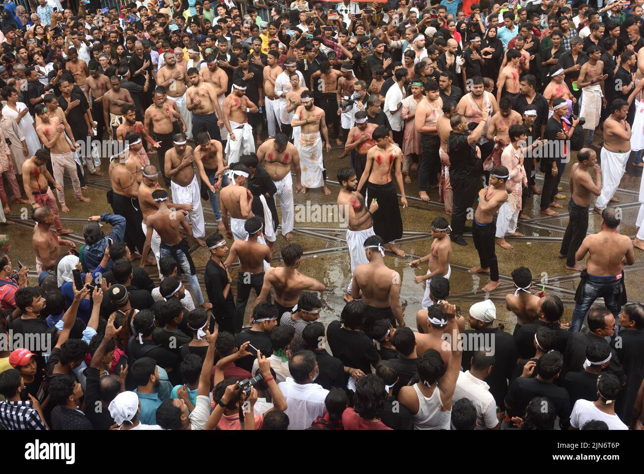 Kolkata, Bengala Occidentale, India. 9th ago 2022. 09 agosto 2022, Kolkata, India: I musulmani prendono parte durante il decimo giorno delle pratiche di lutto di Moharram, questo rituale è conosciuto come 'matam' o Zanjeer Zani Matam. Matam coinvolge l'auto-flagellazione, dove i musulmani sciiti infliggono ferite alle loro spalle, tests e teste come segno di lutto per il nipote del Santo profeta, Imam Hussain, che fu martirizzato nella battaglia di Karbala con la sua famiglia in circostanze brutali. Il 9 agosto 2022 a Kolkata, India. Credit: ZUMA Press, Inc./Alamy Live News Foto Stock