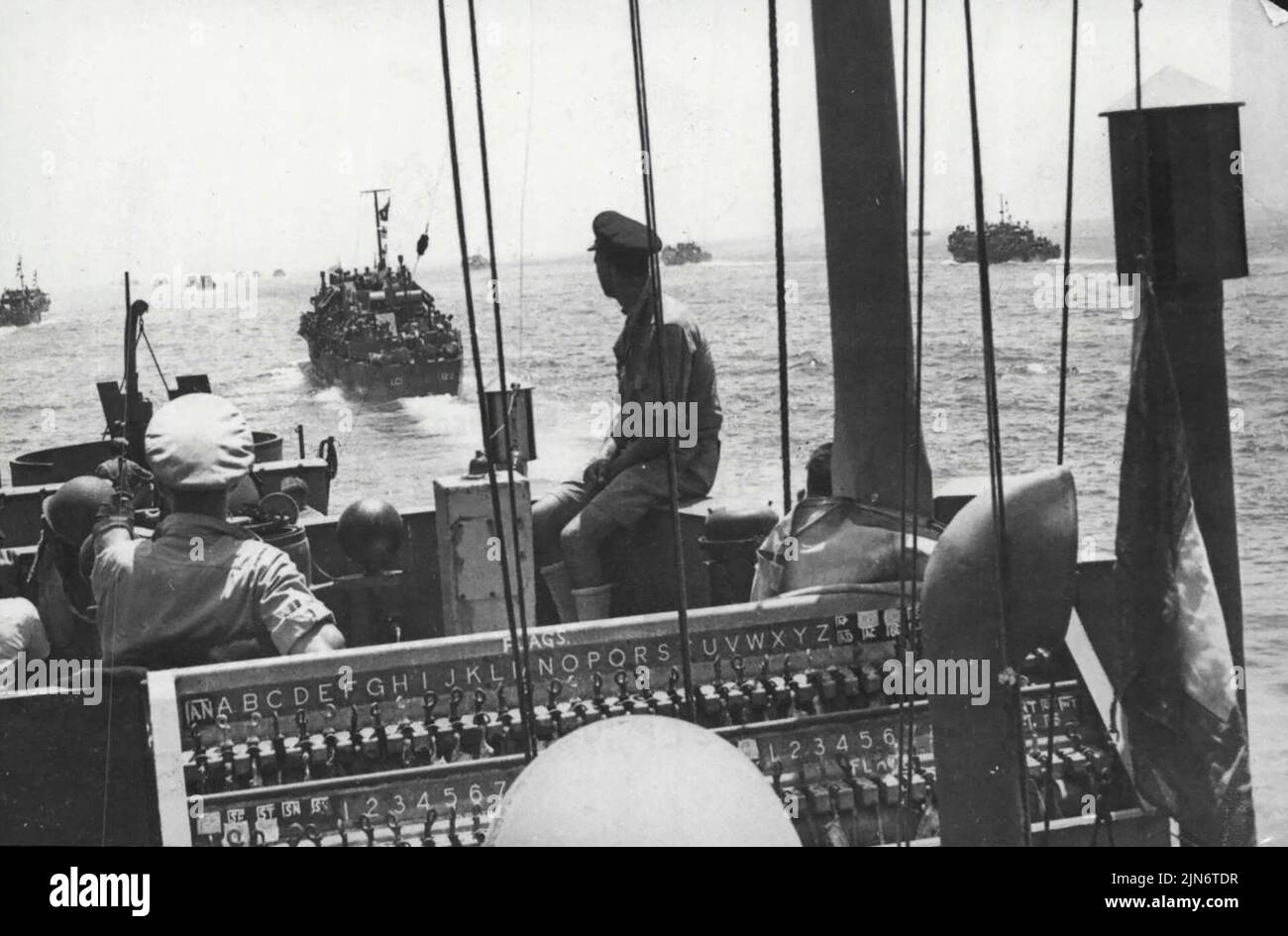 Allied Invasion Armada Sets Sail for Sicily -- Sicily bound. Velieri alleati che lasciano un porto d'invasione nordafricano sulla loro strada per aprire la 'Fortezza Europa'. Luglio 14, 1943. (Foto di British Official Photo). Foto Stock