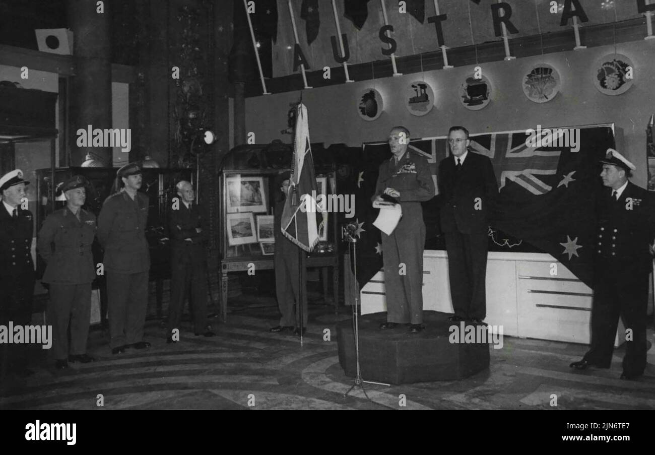 Bandiera della Vittoria Australiana per Montgomery: Campo Maresciallo Montgomery visto con il sig. Beasley riconosce il regalo, a sinistra sono visti ***** Capt. T.W. Ross R.A.N. Generale maggiore A.J. Beasley e Colonel H.G. Rourke a destra è Capt. Foley, R.A.N. una bandiera di vittoria australiana inviata dall'A.I.F. L'Associazione per il benessere delle mogli e dei bambini è presentata al Maresciallo Field Lord Montgomery dal Ministro australiano residente a Londra, il Sig. J.A. Beasley, a ***** House, Londra. Luglio 11, 1946. (Foto di Sport & General Press Agency, Limited). Foto Stock
