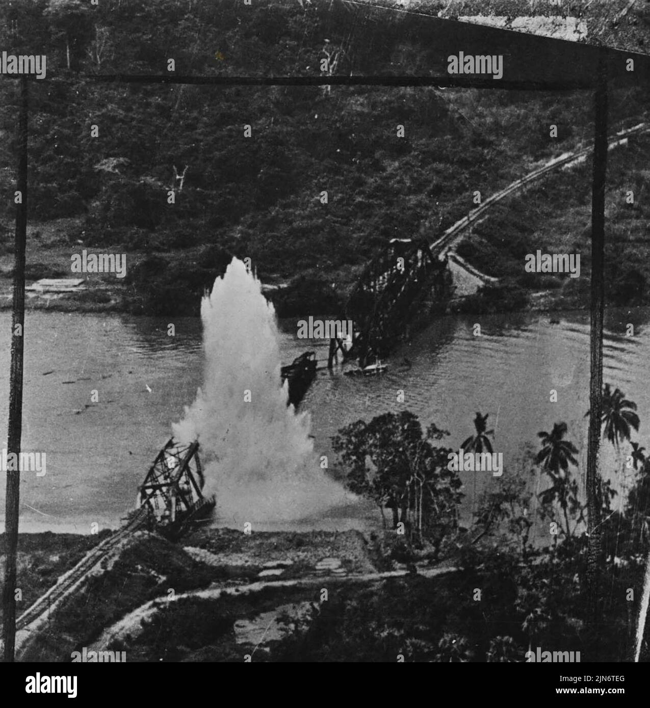 Una fotografia obliqua di basso livello presa da uno dei R.A.F. attaccanti Liberatori, mostra una bomba che esplode al centro del bridge.R.A.F. Heavies Sciopero in Malaya: In un viaggio di andata e ritorno di quasi 2.500 miglia dalle basi in India, R.A.F. I liberatori delle forze aeree strategiche, Eastern Air Command, hanno battuto un ponte di 600 piedi a tre campate a Ban-Tam-Kam, sulla ferrovia Bangkok-Singapore. Il ponte, 600 miglia a nord di Singapore, era stato colpito in precedenza, ma il nuovo sciopero lo ha demolito - negando al nemico l'uso di un collegamento di approvvigionamento vitale per i loro eserciti che resistono nella bassa Birmania e nel Siam. Luglio 09, 1945. Foto Stock