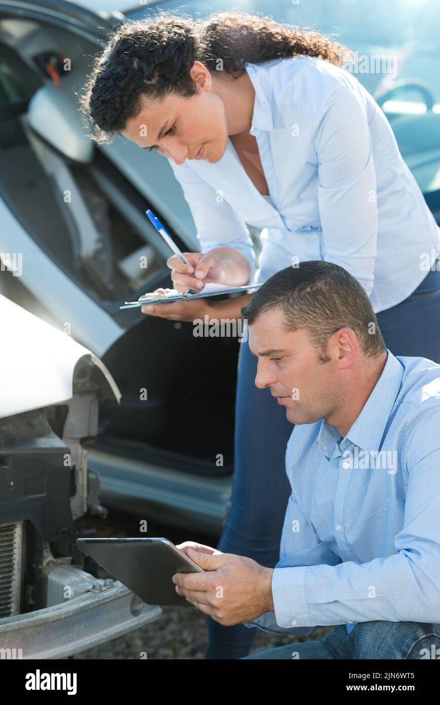 ispezione da parte del concessionario di automobili usate Foto Stock