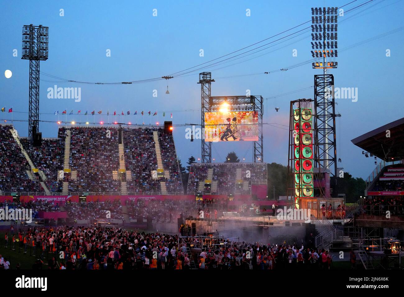 Una visione generale degli artisti sul palco durante la cerimonia di chiusura per i Giochi del Commonwealth 2022 all'Alexander Stadium di Birmingham. Data foto: Lunedì 8 agosto 2022. Foto Stock