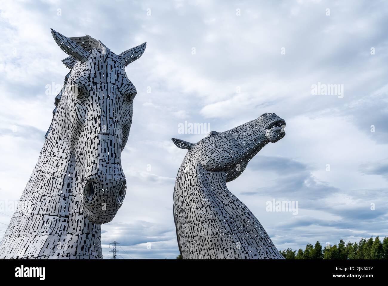 Falkirk, Regno Unito - 20 giugno 2022: I Kelpies di Falkirk sotto un cielo sovrasparato espressivo Foto Stock