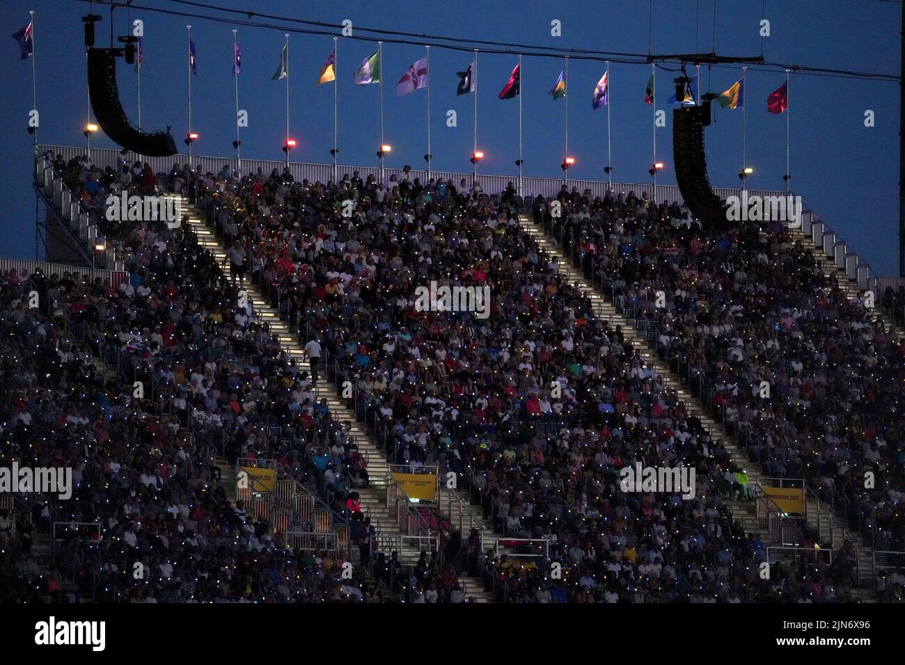 Una visione generale della folla durante la cerimonia di chiusura per i Giochi del Commonwealth 2022 all'Alexander Stadium di Birmingham. Data foto: Lunedì 8 agosto 2022. Foto Stock