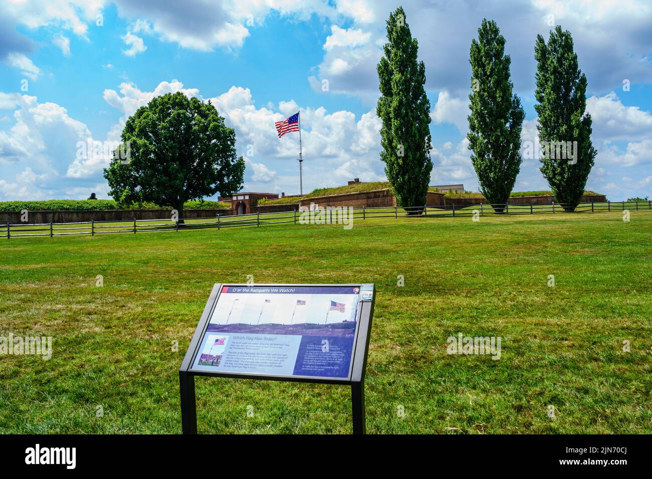 Baltimora, MD, USA – 2 agosto 2022: Il paesaggio al Fort McHenry National Monument e il santuario storico a Baltimora City include il forte, la bandiera e il to Foto Stock