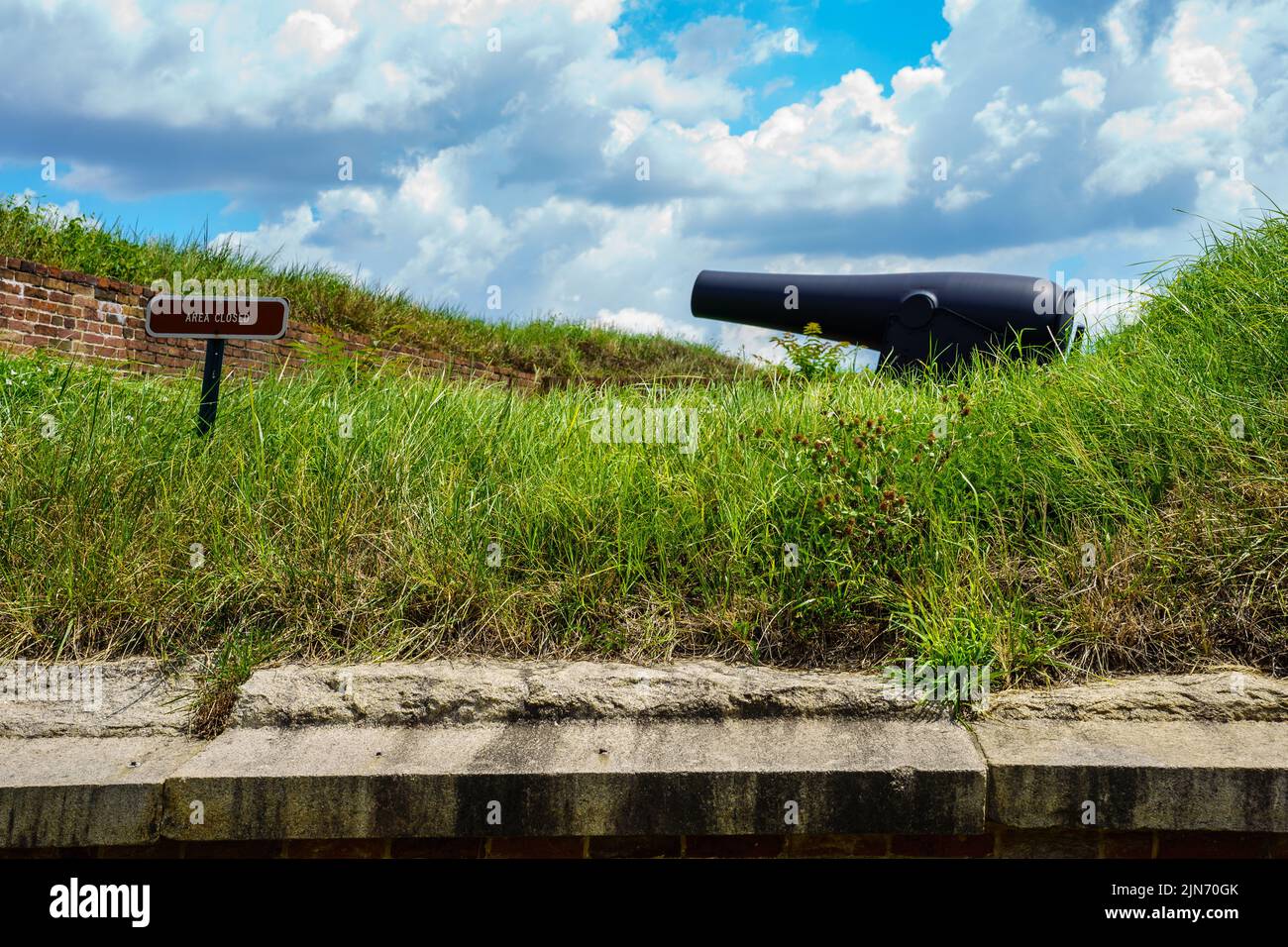 Baltimora, MD, USA – 2 agosto 2022: Cannoni al Fort McHenry National Monument e al Santuario storico di Baltimora City. Foto Stock