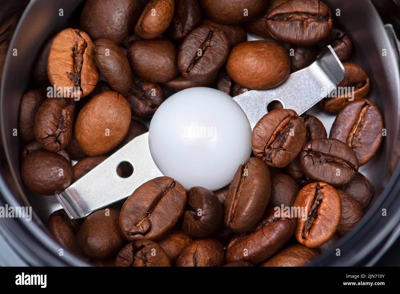 Macinacaffè primo piano con chicchi di caffè. Vista dall'alto Foto Stock