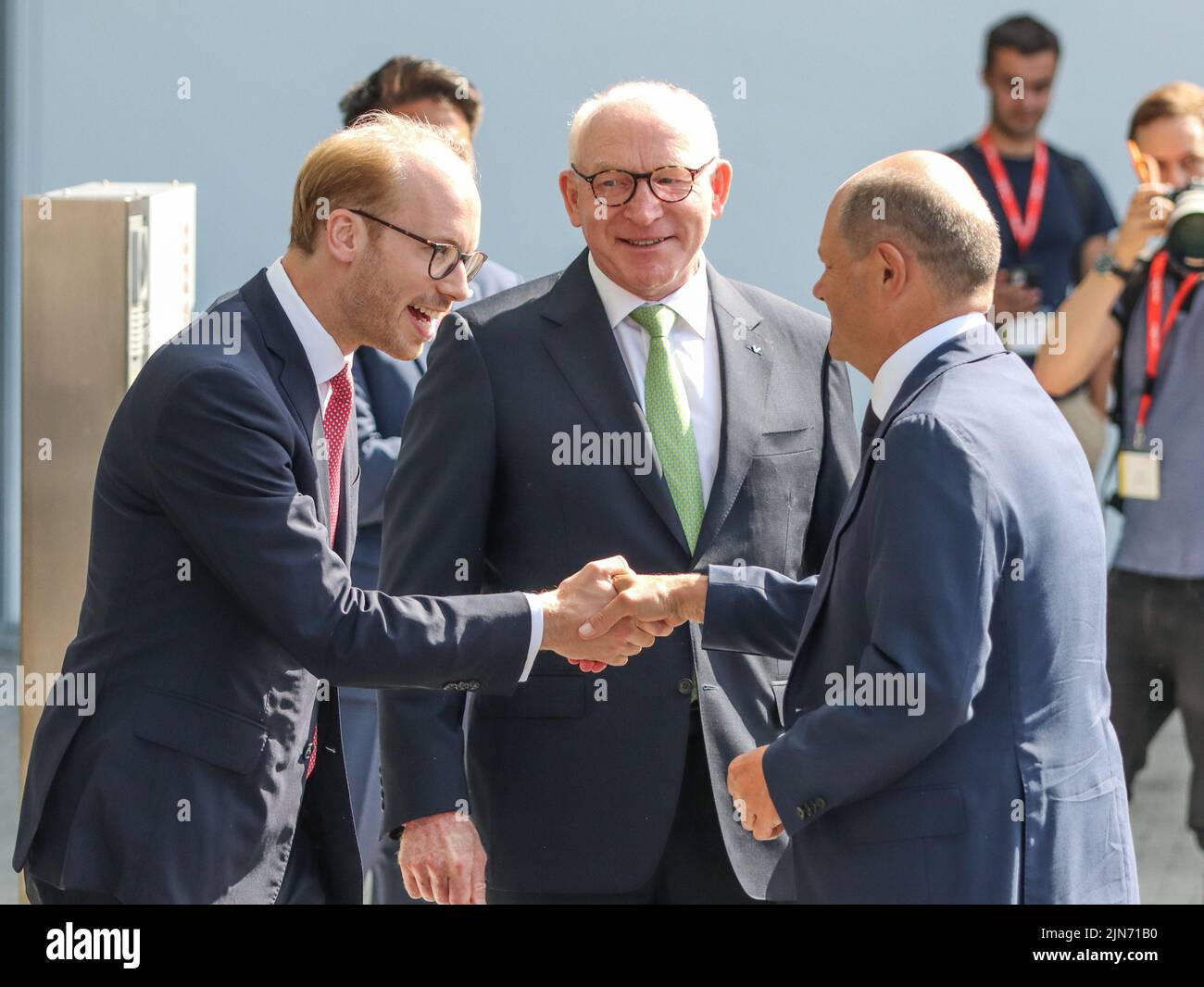 23 maggio 2022, Hessen, Allendorf (Eder): L'amministratore delegato Max Viessmann (l) e l'ex direttore della società Martin Viessmann (m) accolgono il Cancelliere tedesco OLAF Scholz (SPD). Scholz ha appreso informazioni sulle pompe di calore e sulle soluzioni per il clima verde presso l'azienda Viessmann. Foto: Nadine Weigel/dpa Foto Stock