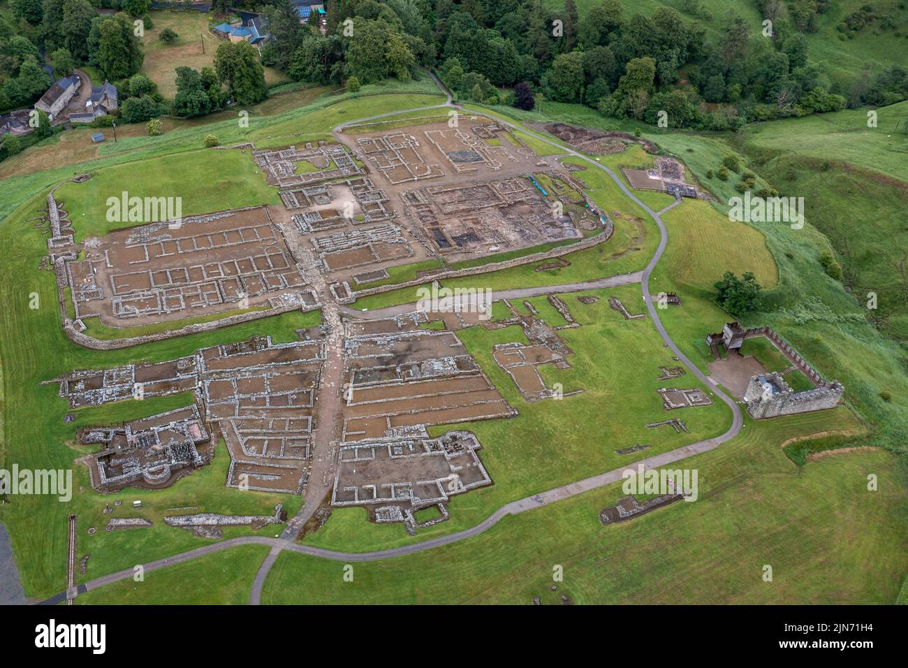 Steel Rigg, Regno Unito - 17 Giugno, 2022: Veduta aerea dello storico forte ausiliario romano di Vindolanda vicino al Muro di Adriano nell'Inghilterra settentrionale Foto Stock