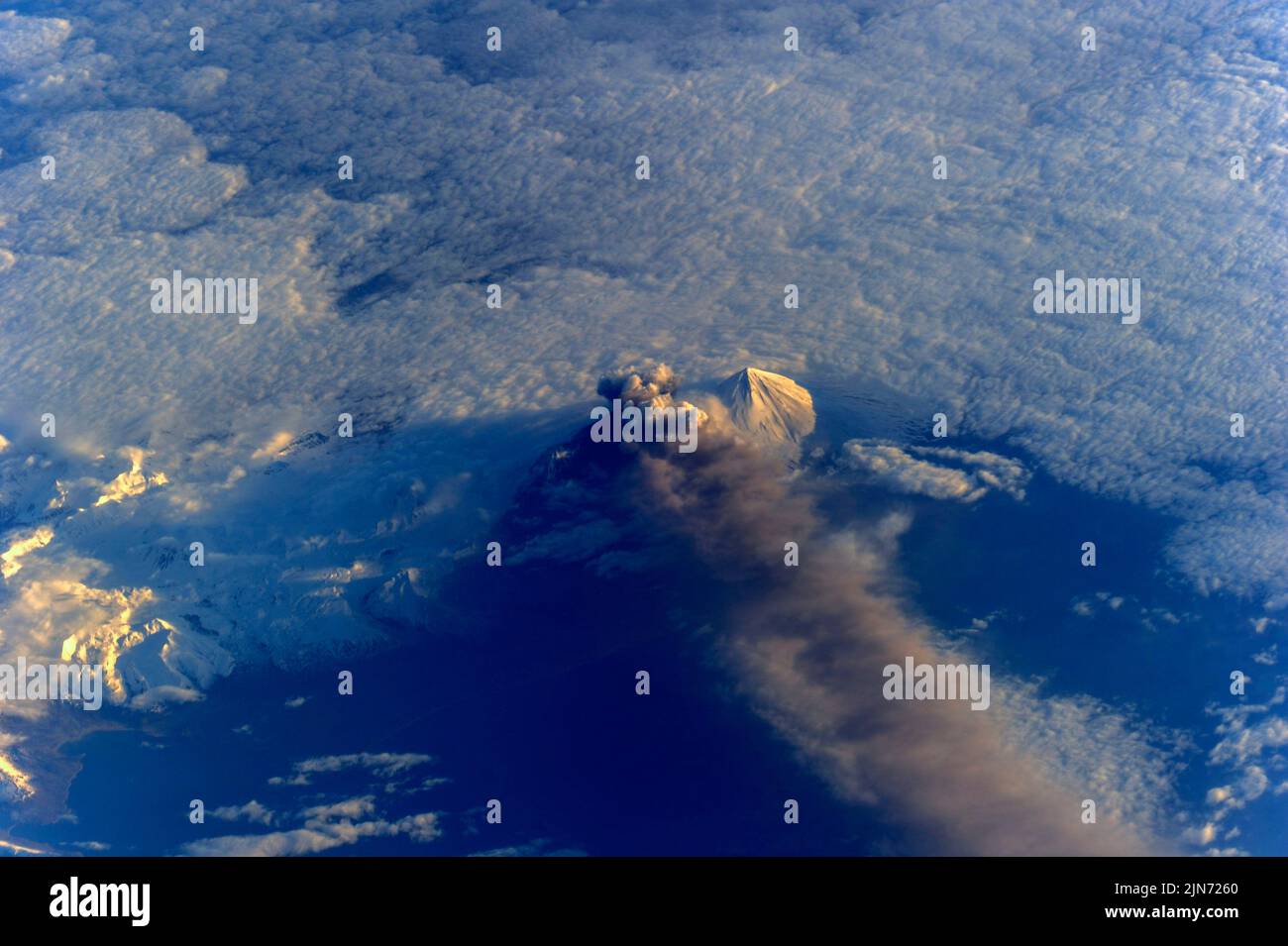 ALASKA, USA - 18 maggio 2013 - questa immagine del vulcano Pavlof è stata catturata nel quarto giorno della sua eruzione da uno degli astronauti dell'Internatio Foto Stock