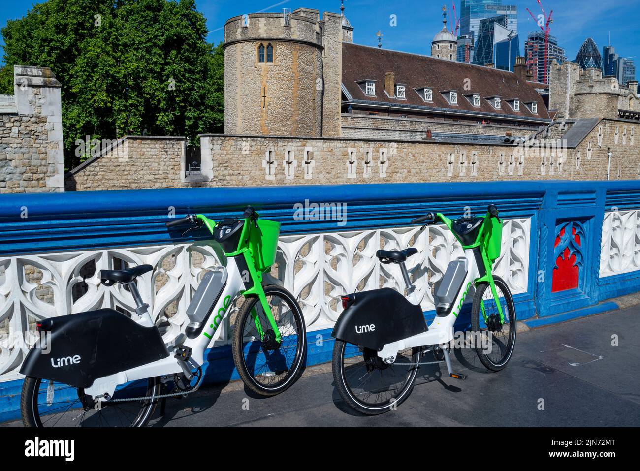 Noleggio bici elettrica al calce biciclette lasciate fuori dalla Torre di Londra su Tower Bridge Road. Noleggio biciclette Dockless lasciato sul marciapiede nella zona turistica Foto Stock