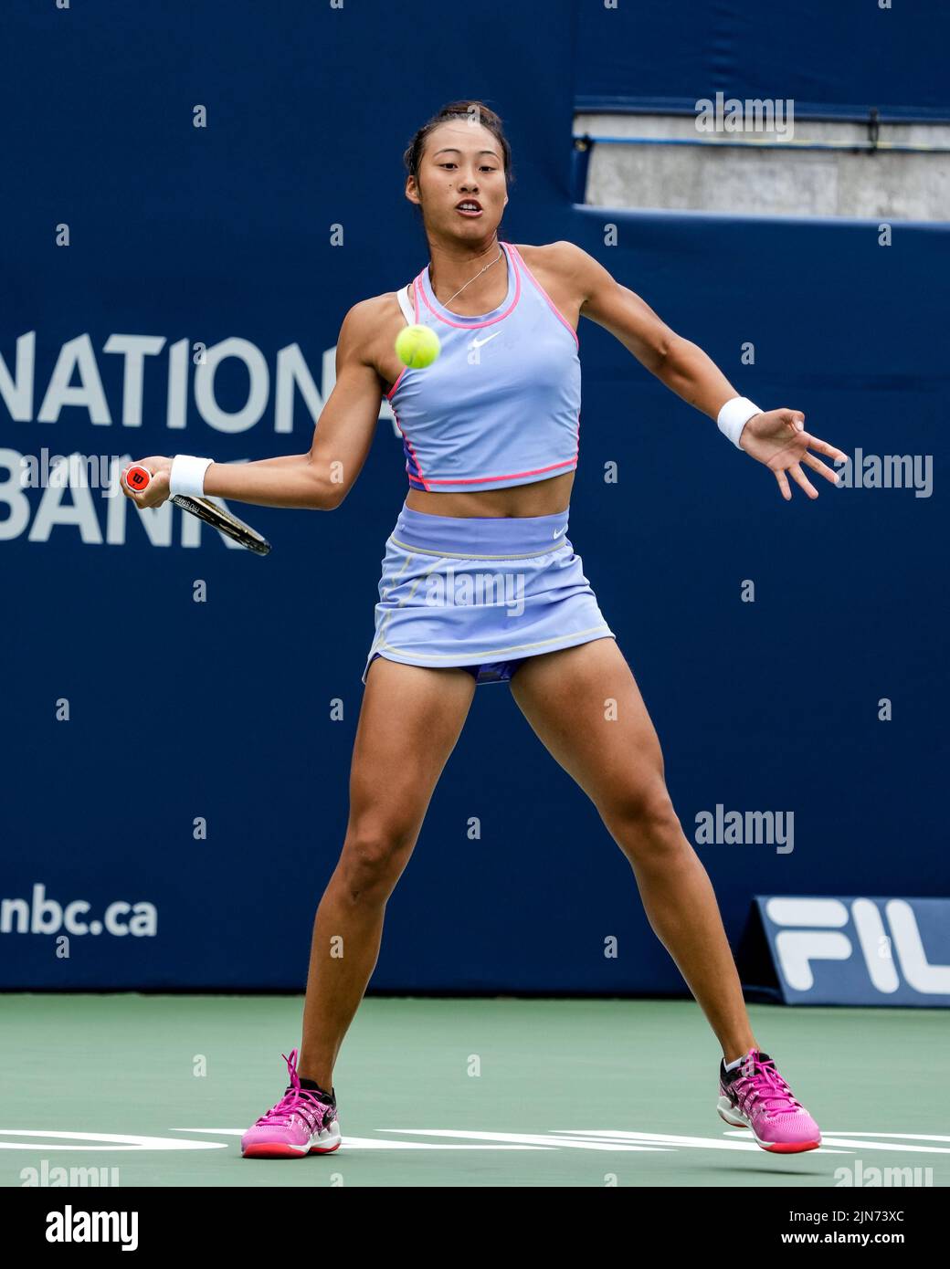 Toronto, Canada. Agosto 9, 2022. Il tennista cinese Qinwen Zheng completa al National Bank Open 2022 (Canadian Open) al Sobey's Stadium di Toronto. Christopher Child/EXimages Credit: EXImages/Alamy Live News Foto Stock