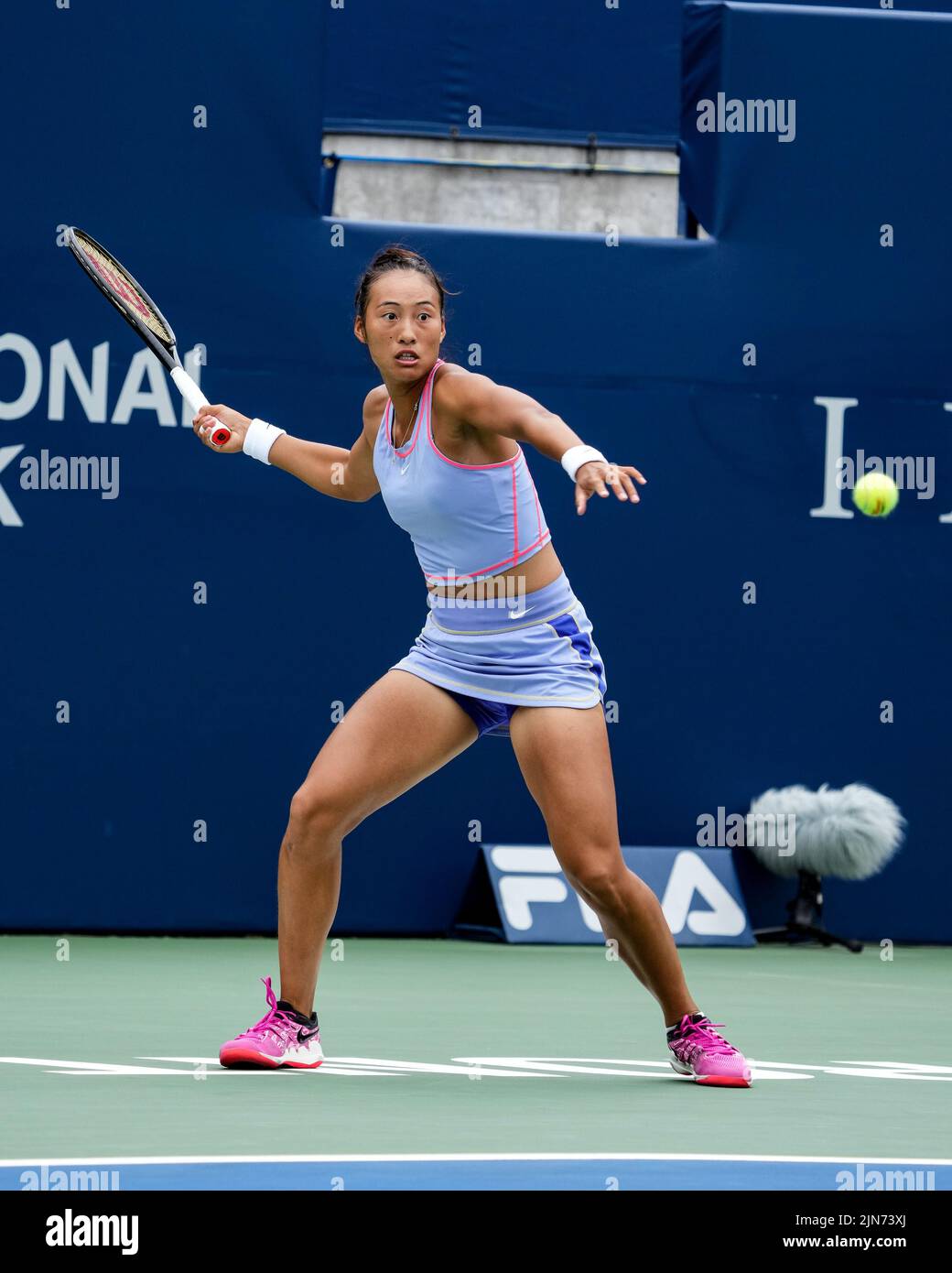 Toronto, Canada. Agosto 9, 2022. Il tennista cinese Qinwen Zheng completa al National Bank Open 2022 (Canadian Open) al Sobey's Stadium di Toronto. Christopher Child/EXimages Credit: EXImages/Alamy Live News Foto Stock