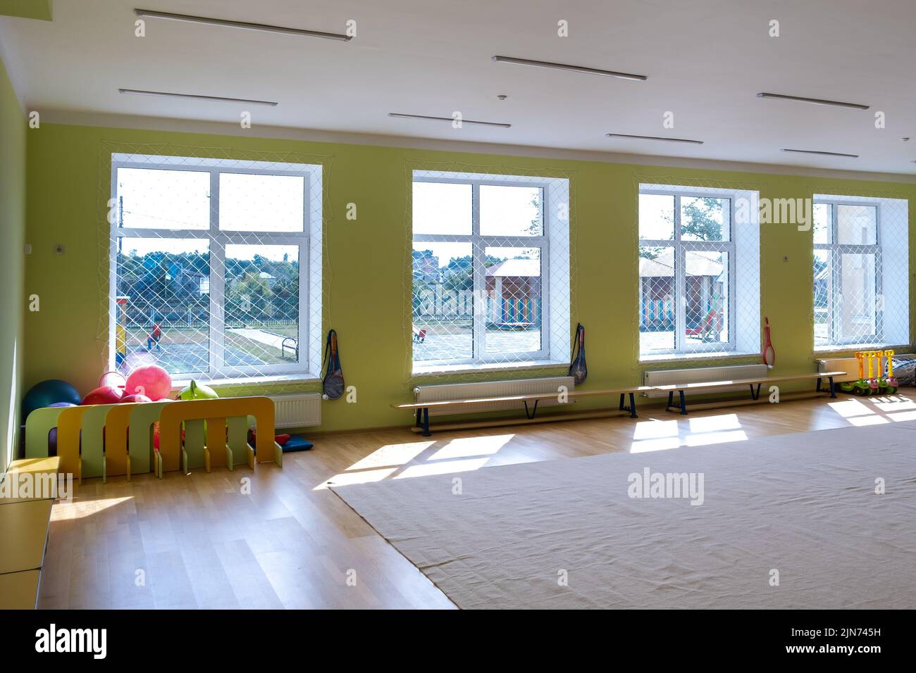 Lardge Scuola elementare vuota o asilo moderna sala palestra con attrezzature sportive e ricreative Foto Stock