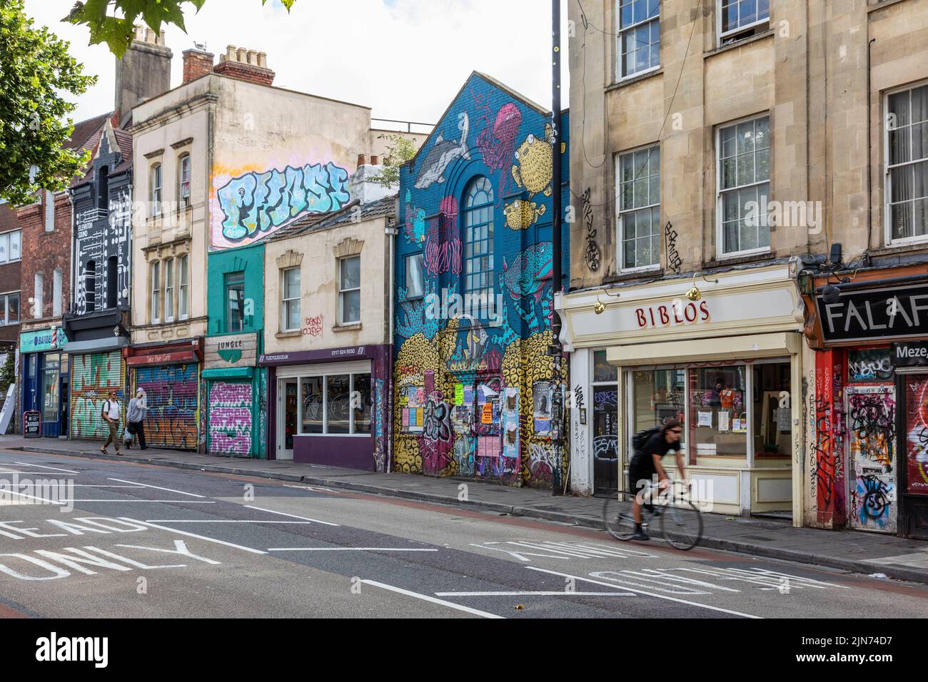 Arte di strada contemporanea - graffiti urbani sulle pareti a Stokes Croft, Bristol, Inghilterra, Regno Unito Foto Stock