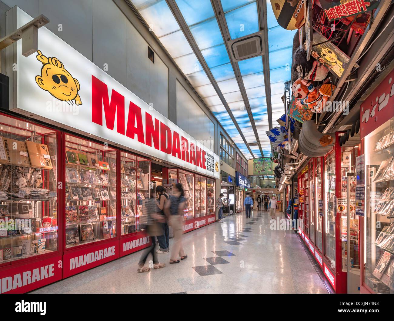 tokyo, giappone - agosto 06 2022: Corridoio del centro commerciale di Nakano Broadway famoso per i suoi molti negozi Mandarake specializzati in manga e anime-relate Foto Stock