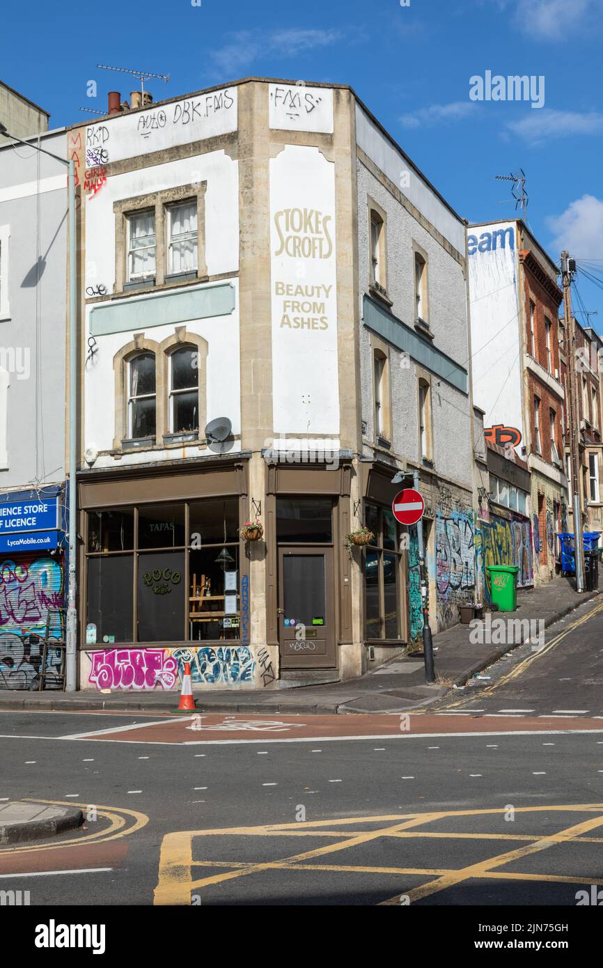 Arte di strada contemporanea - graffiti urbani sulle pareti a Stokes Croft, Bristol, Inghilterra, Regno Unito Foto Stock