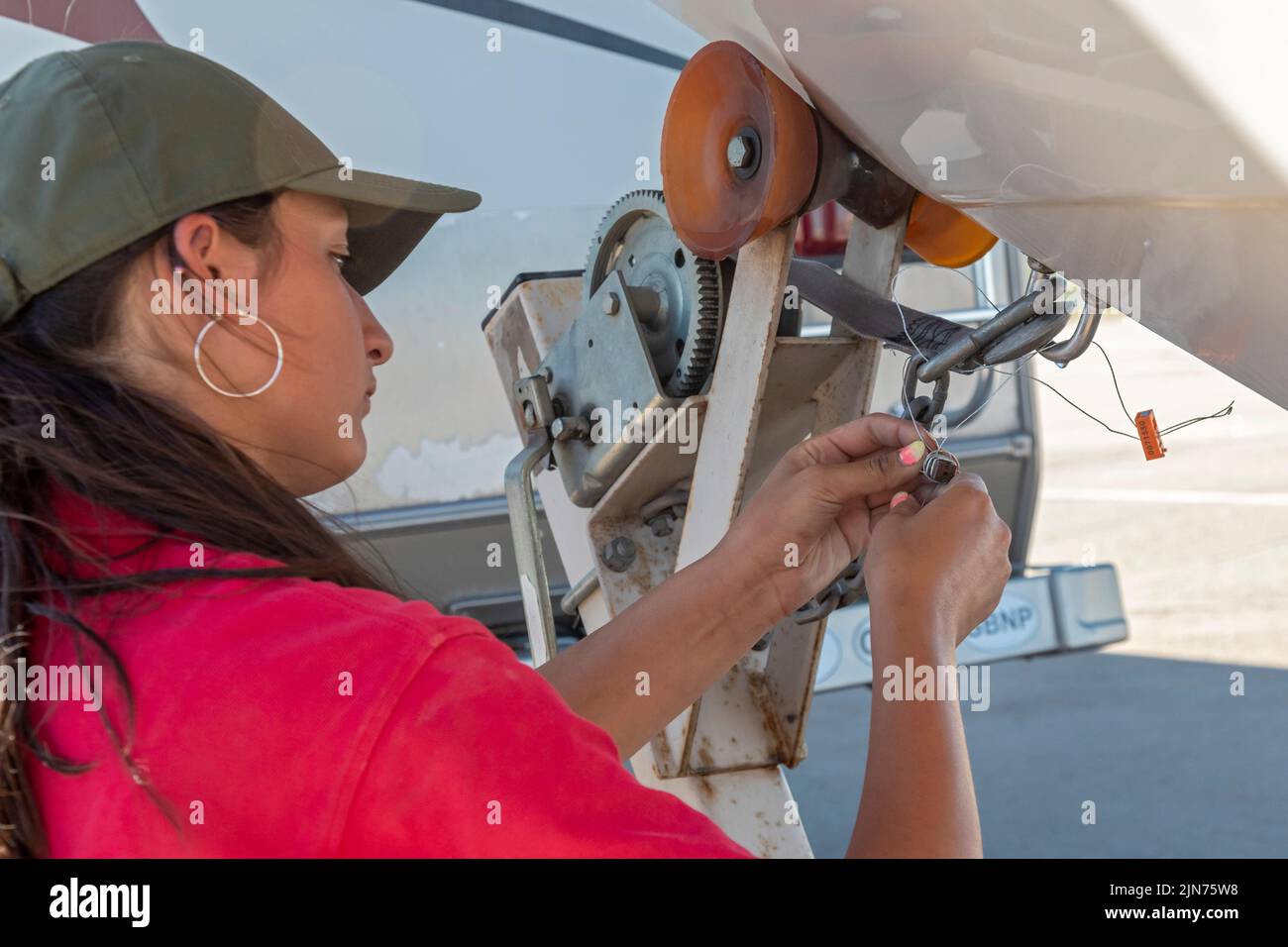 Evanston, Wyoming - un dipendente del Wyoming Game & Fish Department installa un sigillo dopo l'ispezione e la decontaminazione di una barca. L'inspirazione obbligatoria Foto Stock