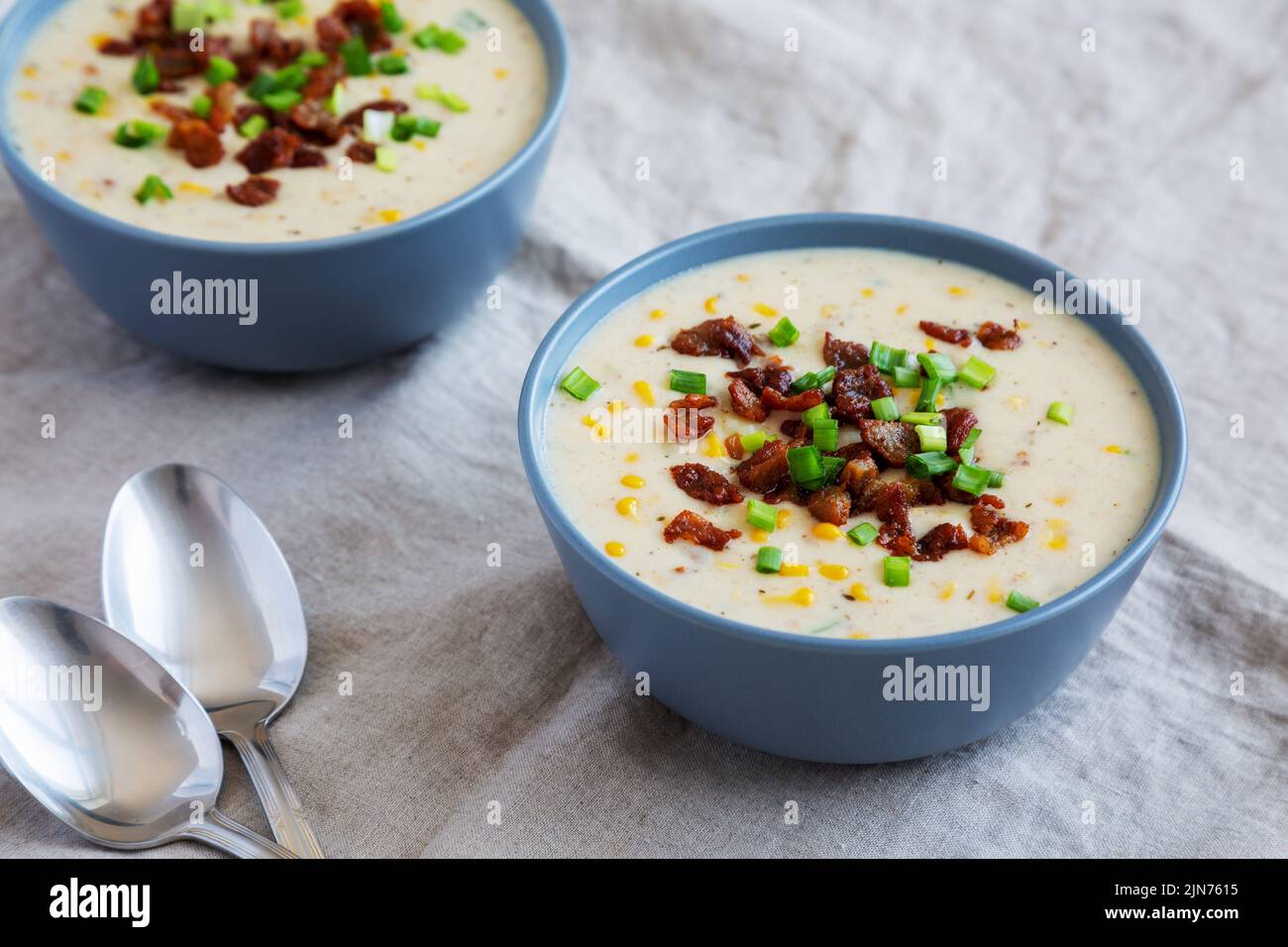 Chowder di mais fatto in casa con bacon in ciotole, vista laterale. Foto Stock