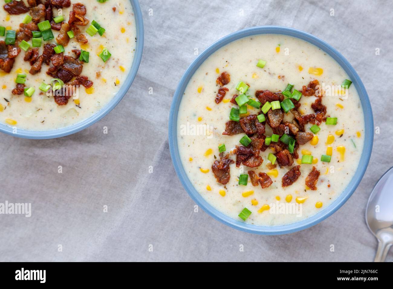 Zuppa di mais fatta in casa con bacon in ciotole, vista dall'alto. Disposizione piatta, sovratesta, dall'alto. Foto Stock