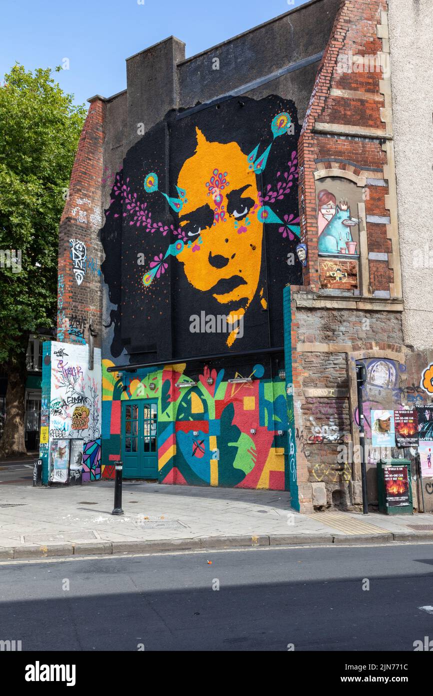 Arte di strada contemporanea - graffiti urbani su un muro a Stokes Croft, Bristol, Inghilterra, Regno Unito Foto Stock