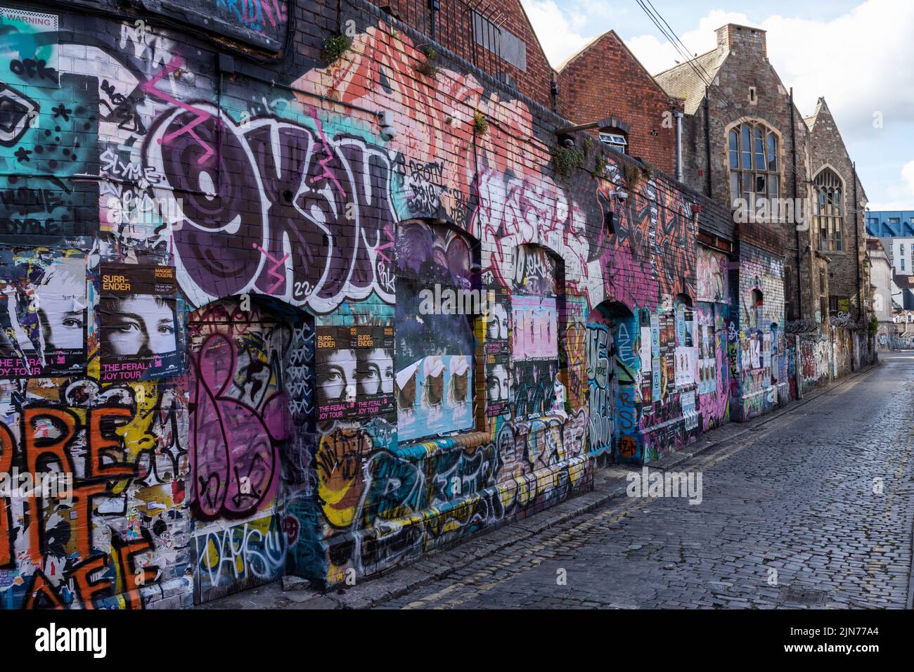Arte di strada contemporanea - graffiti urbani sulle pareti a Stokes Croft, Bristol, Inghilterra, Regno Unito Foto Stock