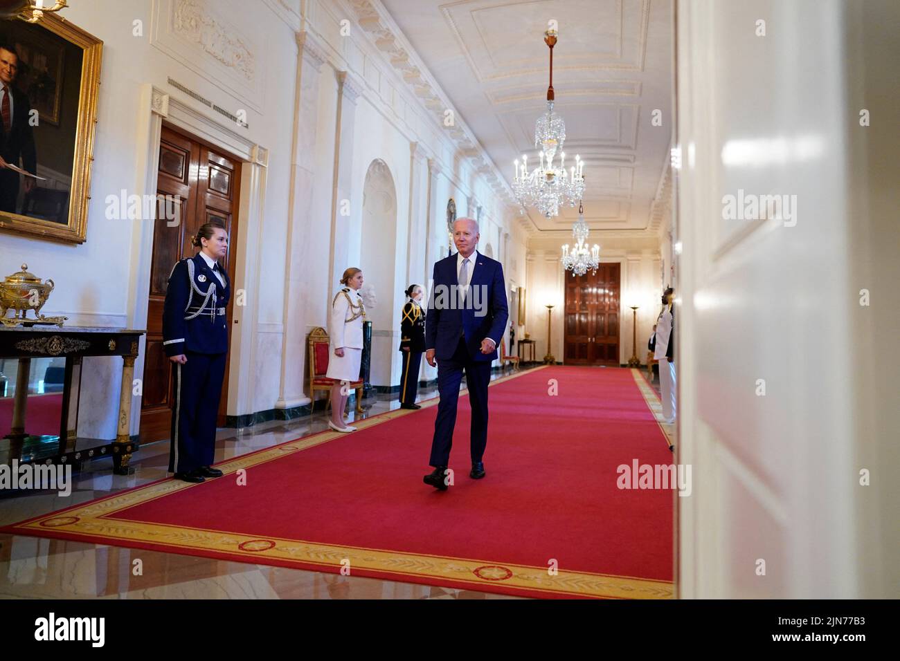 Il Presidente degli Stati Uniti Joe Biden arriva a firmare gli strumenti di ratifica per i protocolli di adesione della NATO per la Finlandia e la Svezia nella Sala Est alla Casa Bianca di Washington il 9 agosto 2022. Foto di Yuri Gripas/ABACAPRESS.COM Foto Stock