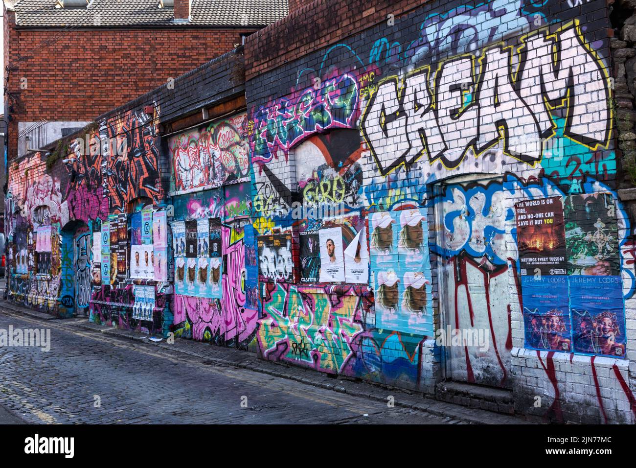 Arte di strada contemporanea - graffiti urbani sulle pareti a Stokes Croft, Bristol, Inghilterra, Regno Unito Foto Stock