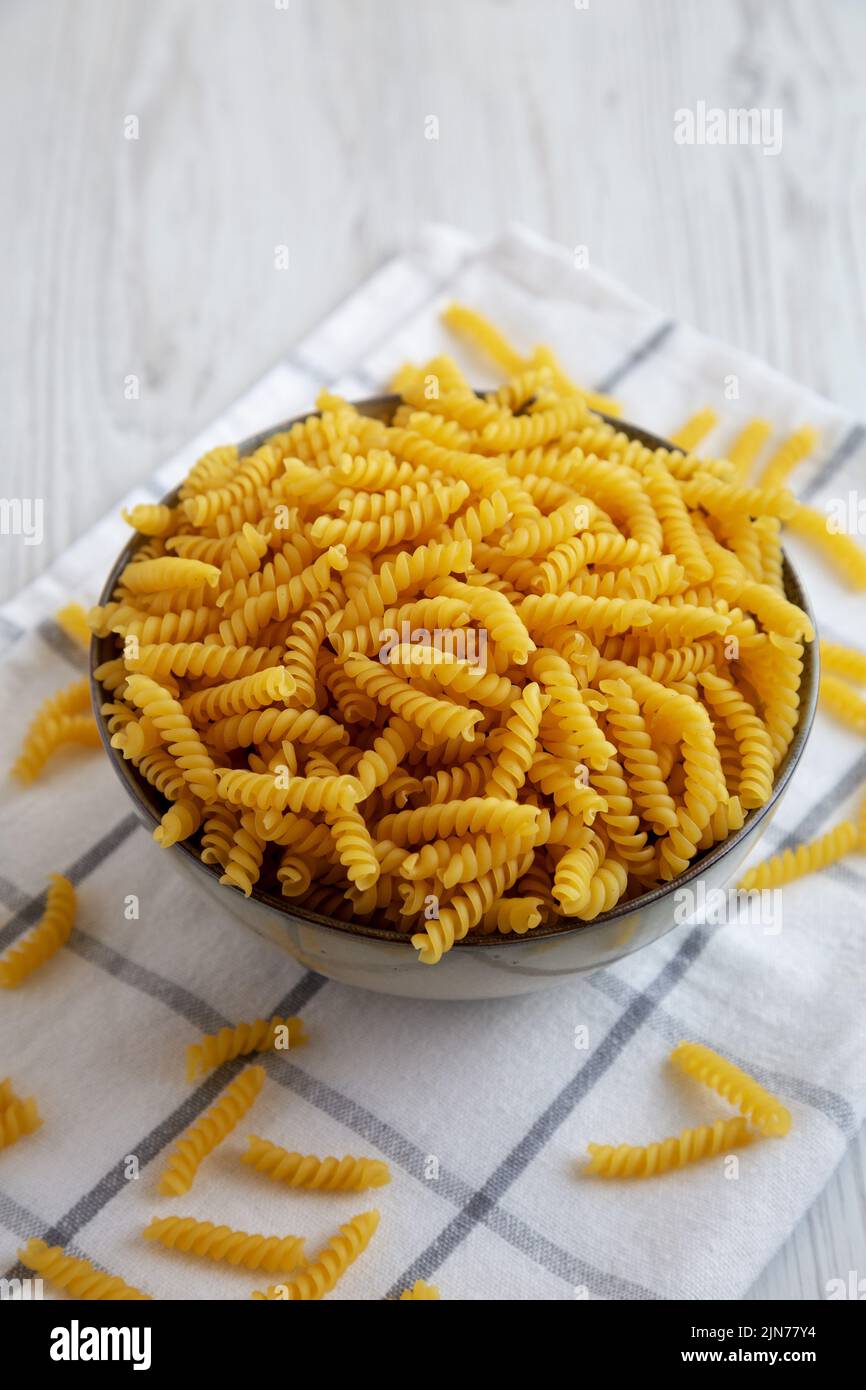 Tortata di girandole secche non cotte in una ciotola, vista laterale. Primo piano. Foto Stock