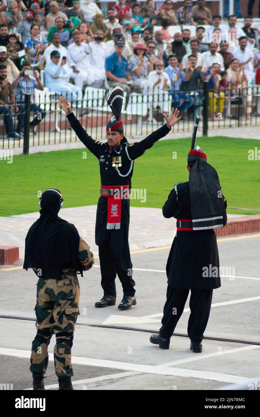 Un colpo verticale di soldati pakistani durante la cerimonia di confine Wagah-Attari Foto Stock