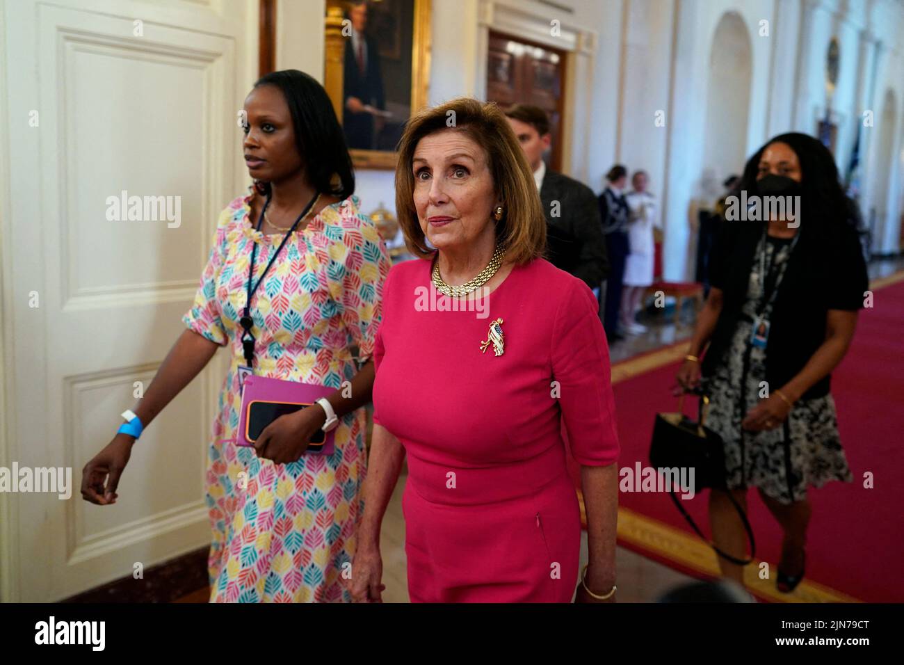 Il presidente della Camera Nancy Pelosi (D-CA) arriva prima che il presidente degli Stati Uniti Joe Biden firmi gli strumenti di ratifica per i protocolli di adesione della NATO per la Finlandia e la Svezia nella stanza Est alla Casa Bianca di Washington il 9 agosto 2022. Foto di Yuri Gripas/ABACAPRESS.COM Foto Stock