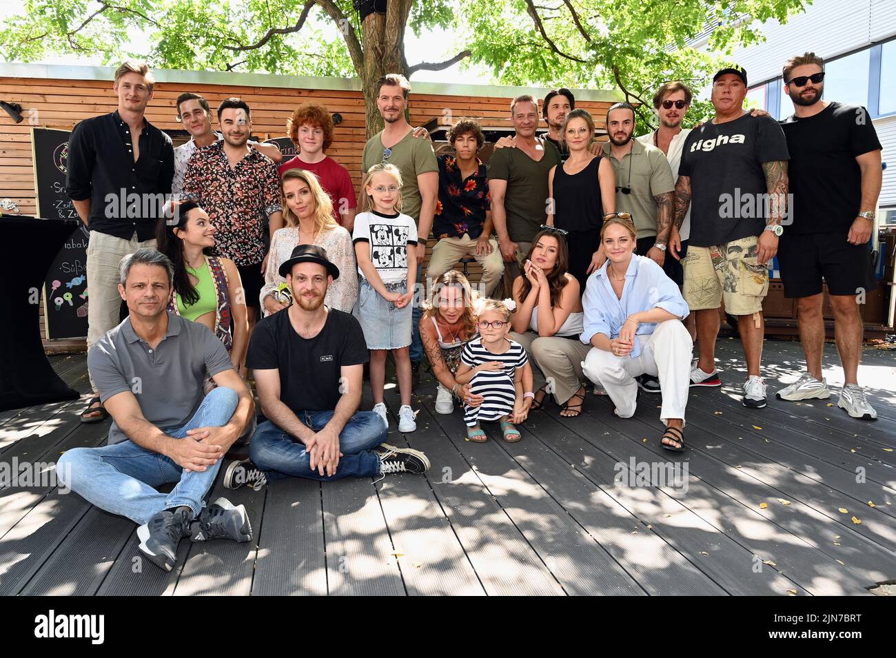 Colonia, Germania. 08th ago 2022. ActorCast si pone al grande fan meeting e cerimonia di premiazione della star choice 'unter uns' nella cornice della serie RTL 'unter uns Credit: Horst Galuschka/dpa/Horst Galuschka dpa/Alamy Live News Foto Stock