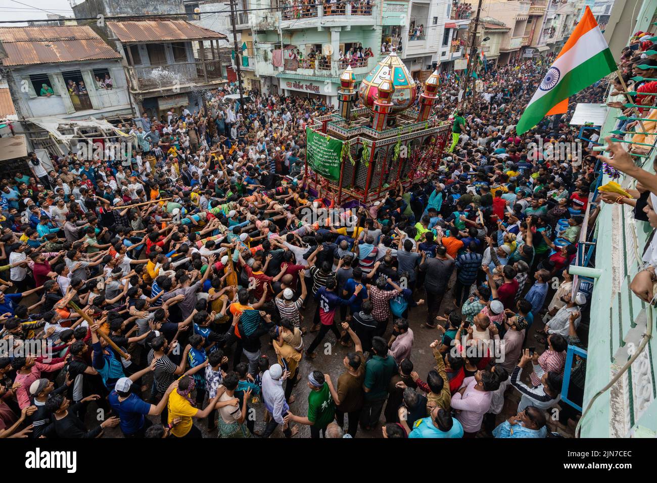 Ahmedabad, Gujarat, India. 9th ago 2022. I musulmani sciiti piangono la morte del nipote del Profeta, Imam Hussain, martirizzato durante la battaglia di Karbala. I musulmani sciiti oggi hanno eseguito 'matam' - auto-flagellazione ed hanno preso una processione religiosa, come è fatto ogni anno, dalla periferia della città di Ahmedabad. Nel frattempo, i musulmani sciiti indossano il nero in questo giorno e prendono parte alle processioni per marcare Ashura. Durante le processioni, chiamate ''˜Matam', gli uomini si battono con una frusta sulle loro spalle, note come autoflagellazione o disciplina religiosa. Credit: ZUMA Press, Inc./Alamy Live News Foto Stock