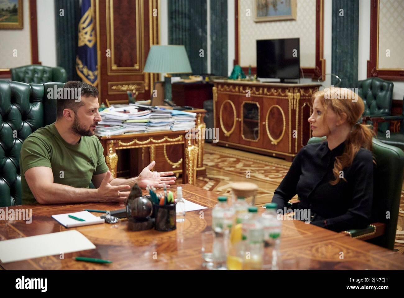 Kiev, Ucraina. 07th ago 2022. Il presidente ucraino Volodymyr Zelenskyy, a sinistra, chiacchiera con l'attore americano vincitore di Oscar Jessica Chastain durante un incontro faccia a faccia al Palazzo Mariinskyi, 7 agosto 2022 a Kiev, Ucraina. Prima del giorno chasten visitò l'ospedale per bambini di Okhmatdyt. Credit: Sarsenov Daniiar/Ukraine Presidency/Alamy Live News Foto Stock