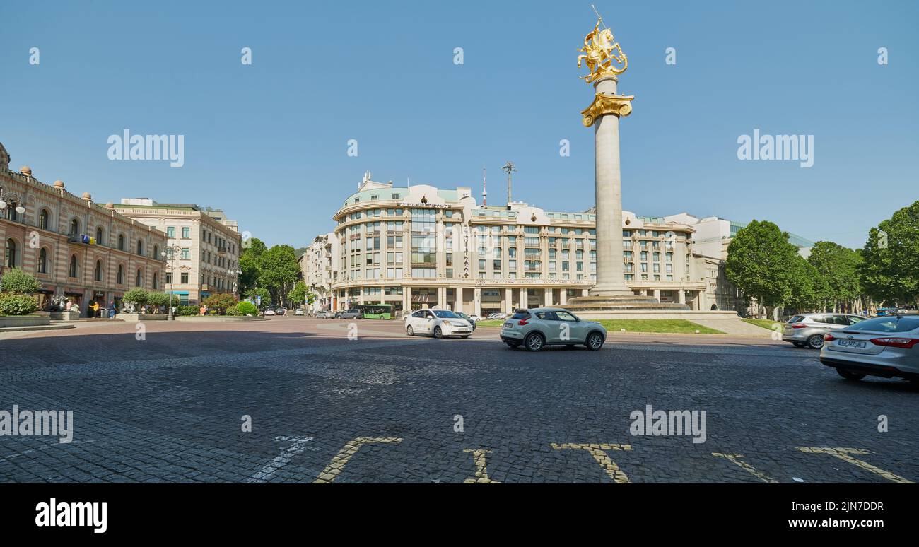 Piazza della libertà o Piazza della libertà nel centro di Tbilisi, Georgia. Ripresa della luce del giorno che mostra il monumento alla libertà raffigurante San Giorgio che uccide il drago Foto Stock