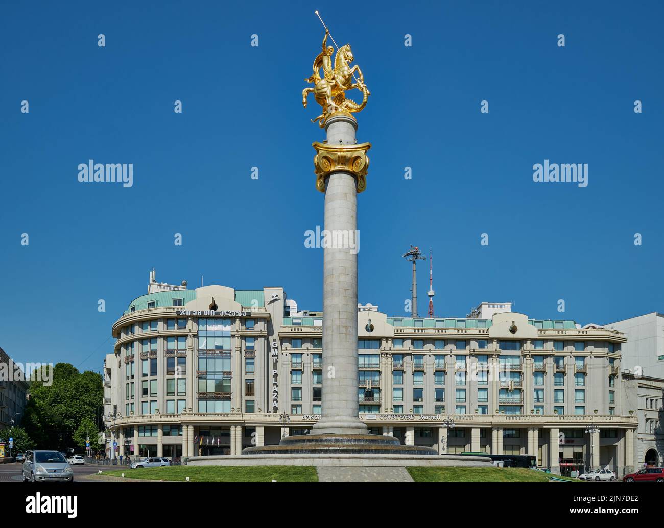 Piazza della libertà o Piazza della libertà nel centro di Tbilisi, Georgia. Ripresa della luce del giorno che mostra il monumento alla libertà raffigurante San Giorgio che uccide il drago Foto Stock