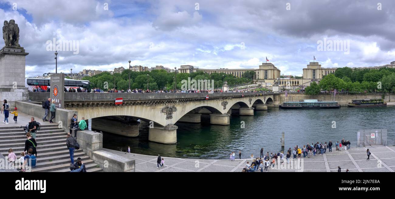 Parigi, Francia - 26 maggio 2022: Panorama di Pont d'lena sul fiume Senna con Jardins du Trocadero sullo sfondo e numerosi movimento sfocato tou Foto Stock