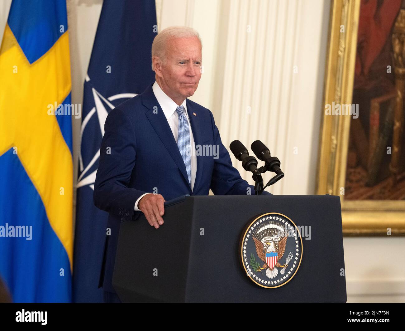 Il presidente degli Stati Uniti Joe Biden presenta osservazioni prima di firmare gli strumenti di ratifica per i protocolli di adesione al trattato nordatlantico per la Repubblica di Finlandia e il Regno di Svezia nella stanza orientale della Casa Bianca a Washington, DC martedì 9 agosto 2022. Credito: Ron Sachs/CNP Foto Stock