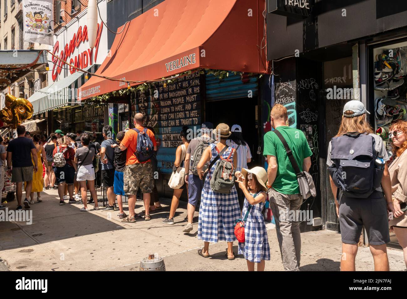 Fuori dalla famosa Economy Candy nel quartiere Lower East Side di New York, dove festeggia il suo 85th° anniversario, sabato 30 luglio 2022. ( © Richard B. Levine) Foto Stock
