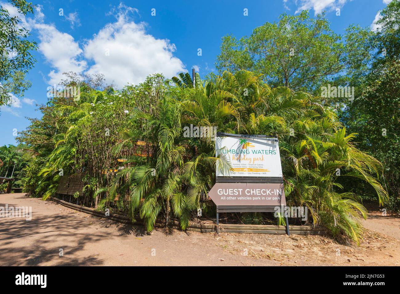 Cartello all'ingresso del Tumbling Waters Holiday Park, Berry Springs, Northern Territory, NT, Australia Foto Stock