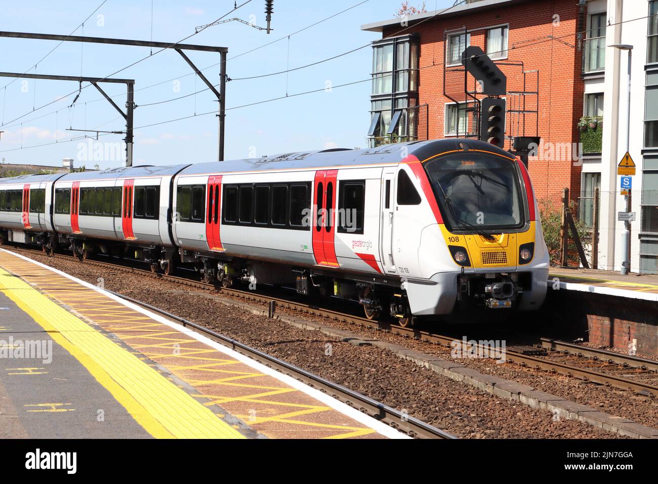 Il treno Greater Anglia da Liverpool Street arriva alla stazione di Chelmsford, Essex, Inghilterra, Regno Unito Foto Stock