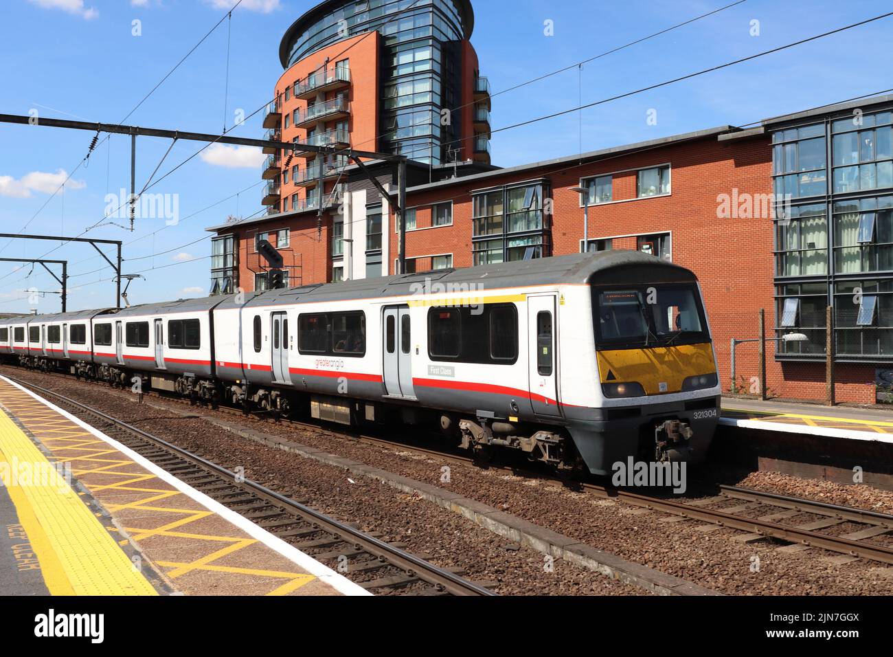 Il treno Greater Anglia da Liverpool Street arriva alla stazione di Chelmsford, Essex, Inghilterra, Regno Unito Foto Stock