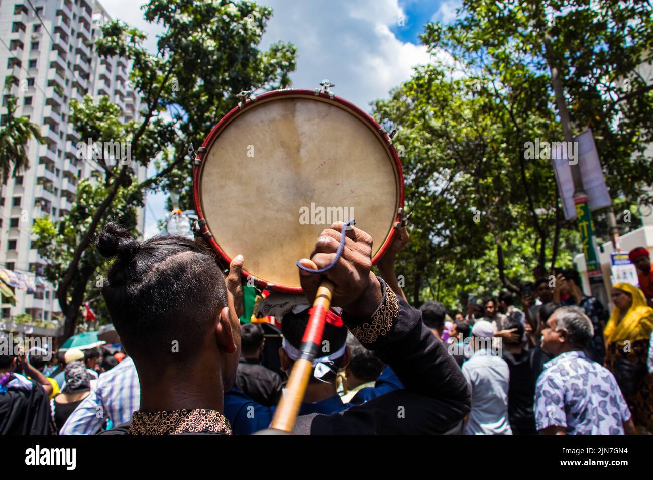 I musulmani sciiti del Bangladesh marciano e portano le bandiere e Tazia durante una processione di Muharram sulla strada principale a Dhaka, Bangladesh, il 09th agosto 2022. Foto Stock