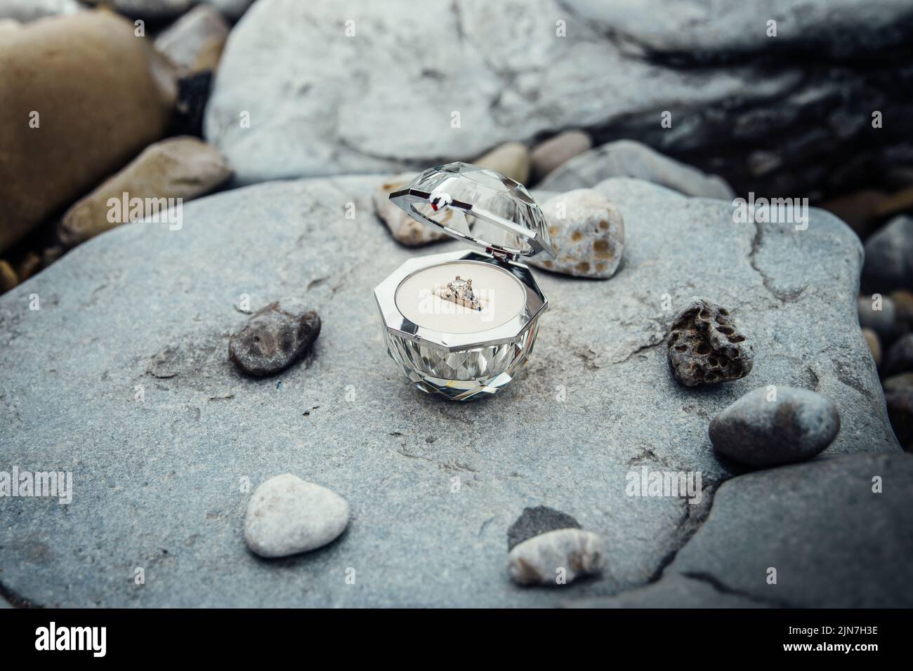 Pietra ad anello di vetro immagini e fotografie stock ad alta risoluzione -  Alamy